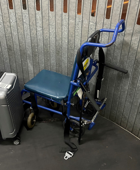 Posso viajar de avião com uma cadeira de rodas elétrica?
