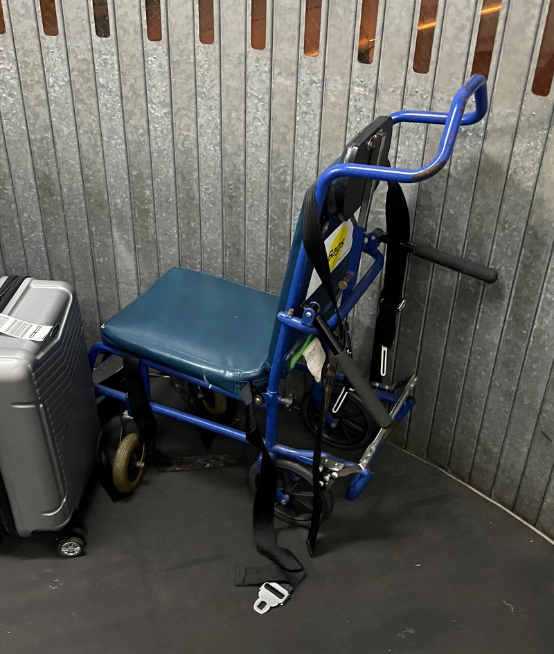 Kann ich mit einem Elektrorollstuhl in ein Flugzeug einsteigen?