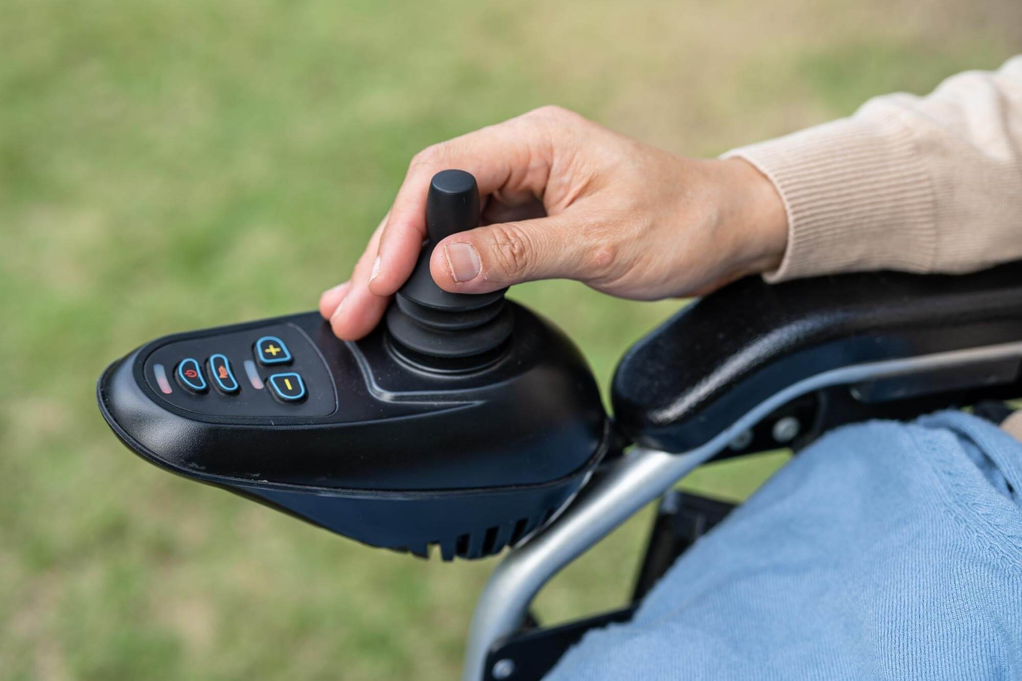 How to choose the size of the wheelchair?